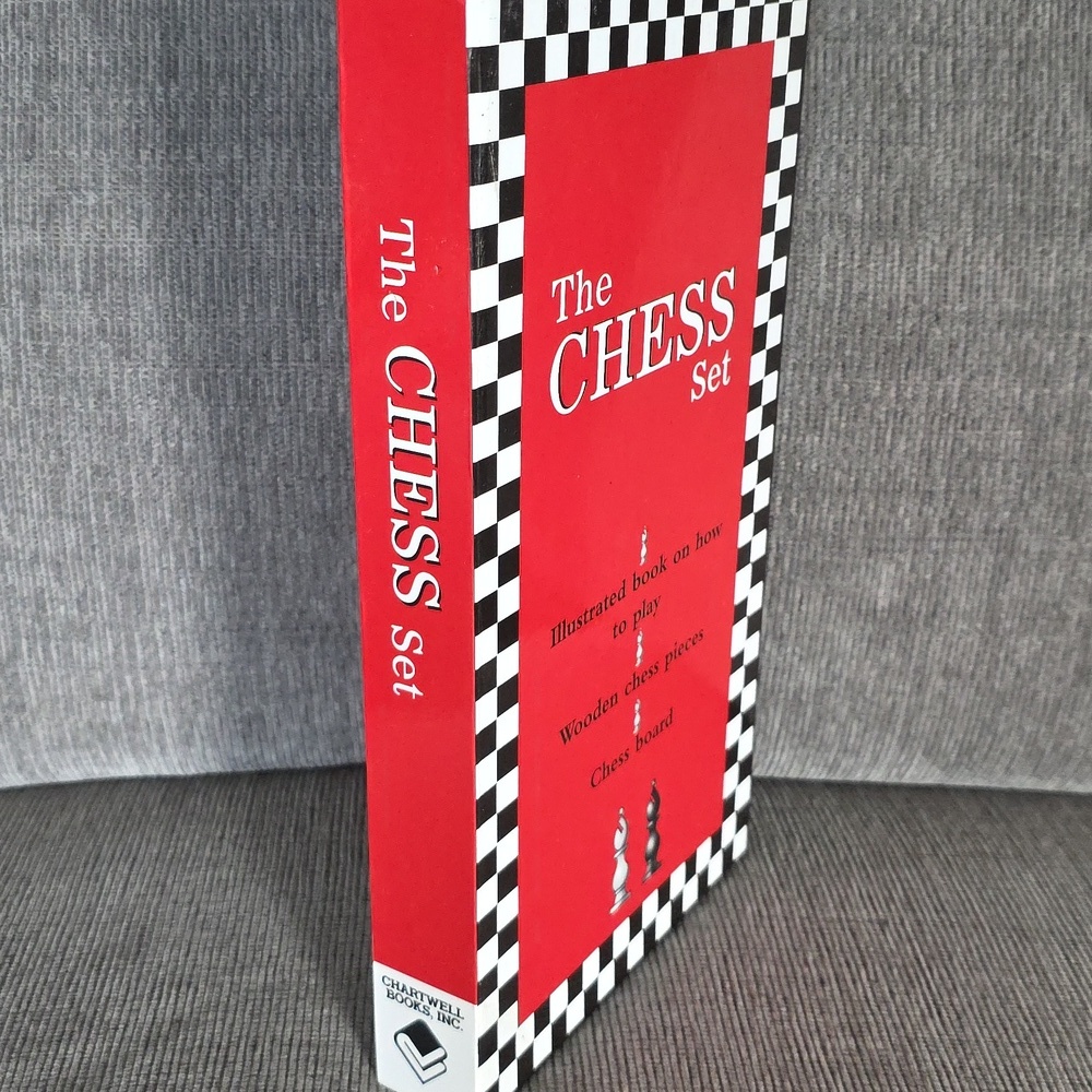 The Chess Set with Illustrated Book, Pieces, And Board. New. - Picture 4 of 8
